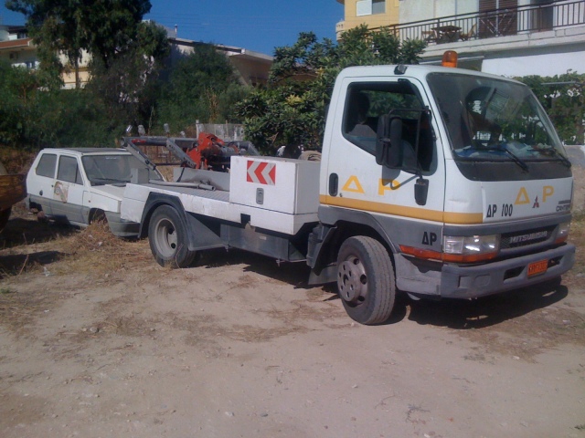 Ο γερανός του Δήμου απομακρύνει όχημα από την Οδό Καμείρου