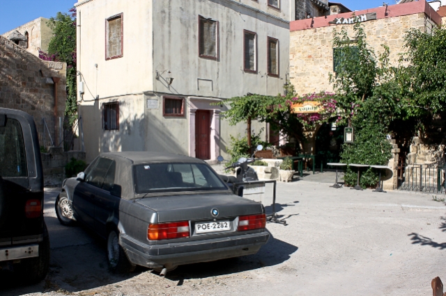 Πλατεία Σοφοκλέους - Η εφευρετικότητα ορισμένων δεν έχει όρια προκειμένου να τακτοποιήσουν το όχημά τους